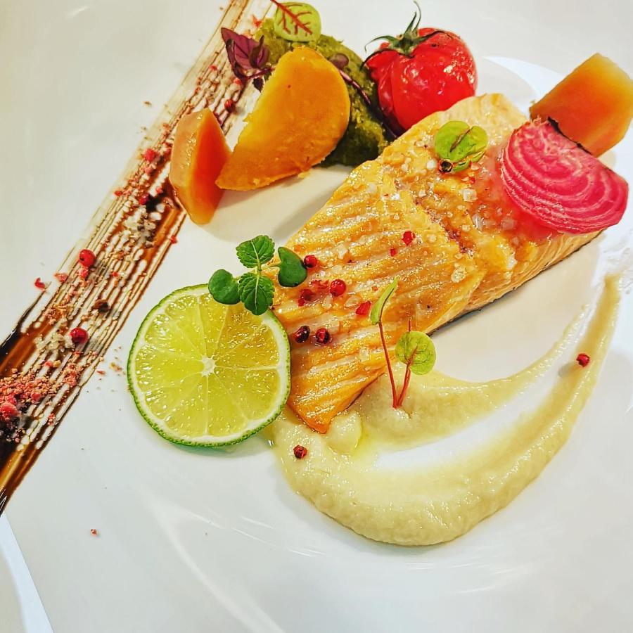Logis Hotel Restaurant Les 2 Rives - A75, En Bordure De Riviere Banassac Екстер'єр фото