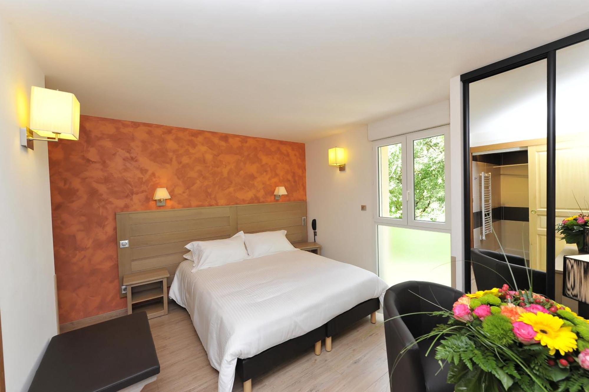 Logis Hotel Restaurant Les 2 Rives - A75, En Bordure De Riviere Banassac Екстер'єр фото