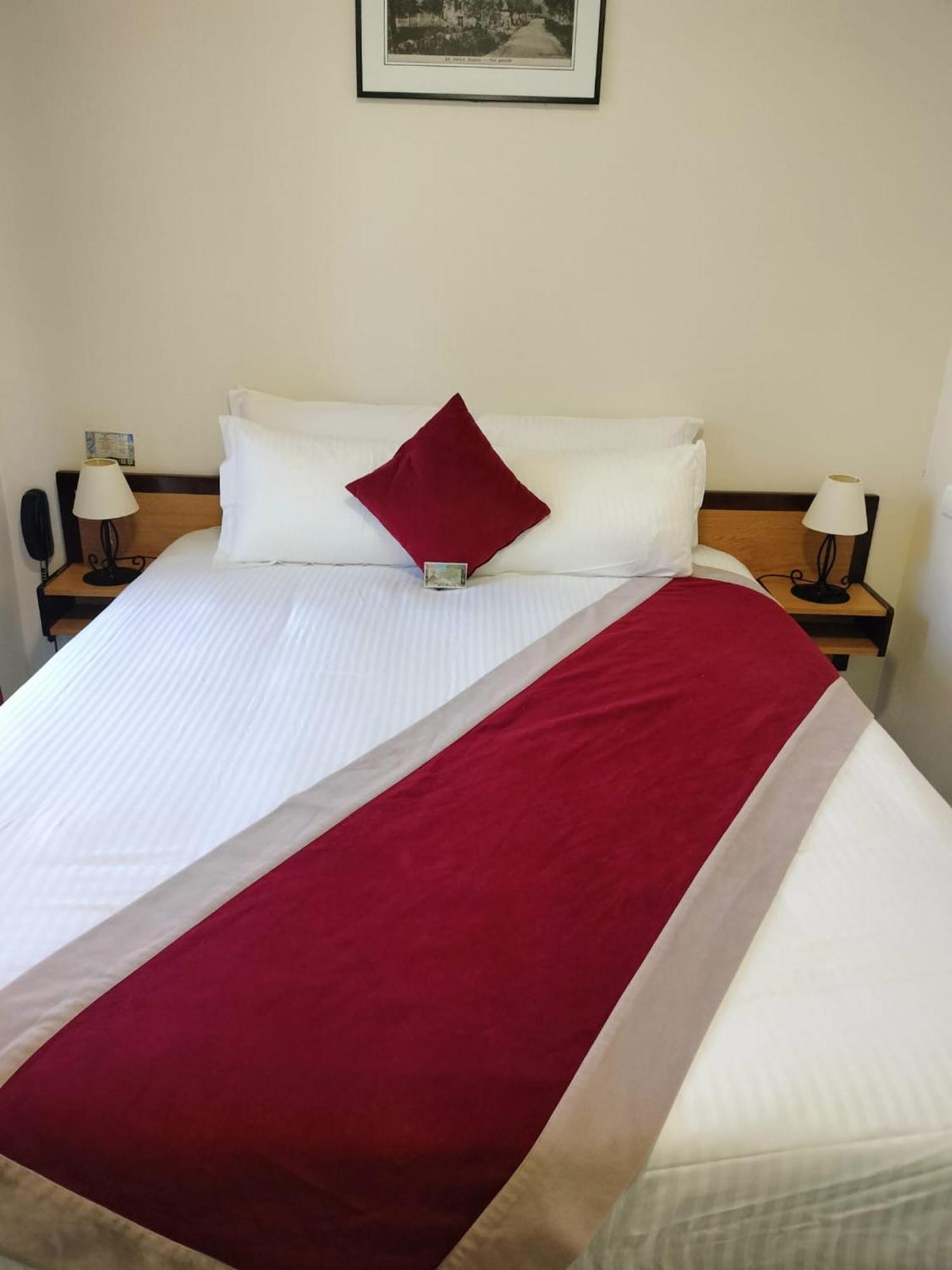 Logis Hotel Restaurant Les 2 Rives - A75, En Bordure De Riviere Banassac Екстер'єр фото