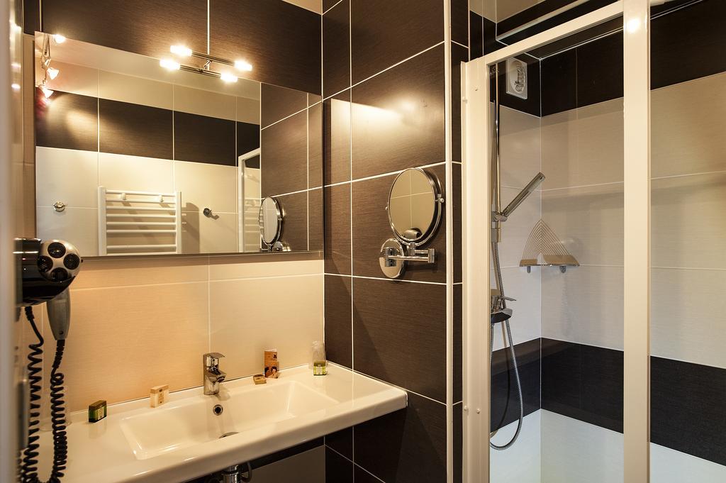 Logis Hotel Restaurant Les 2 Rives - A75, En Bordure De Riviere Banassac Екстер'єр фото